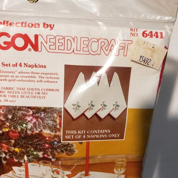 Paragon Needlecraft Kit 6441 CHRISTMAS GREENERY 4 Napkins Vintage Fiber Art - Picture 2 of 8